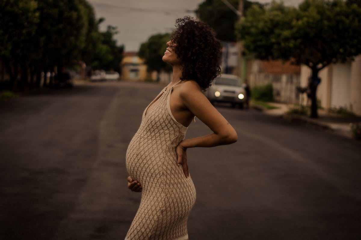 Future maman souriante en robe beige - guide entretien bola de grossesse argent 925