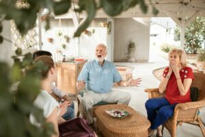 Famille réunie découvrant l'annonce de grossesse, échographies en main